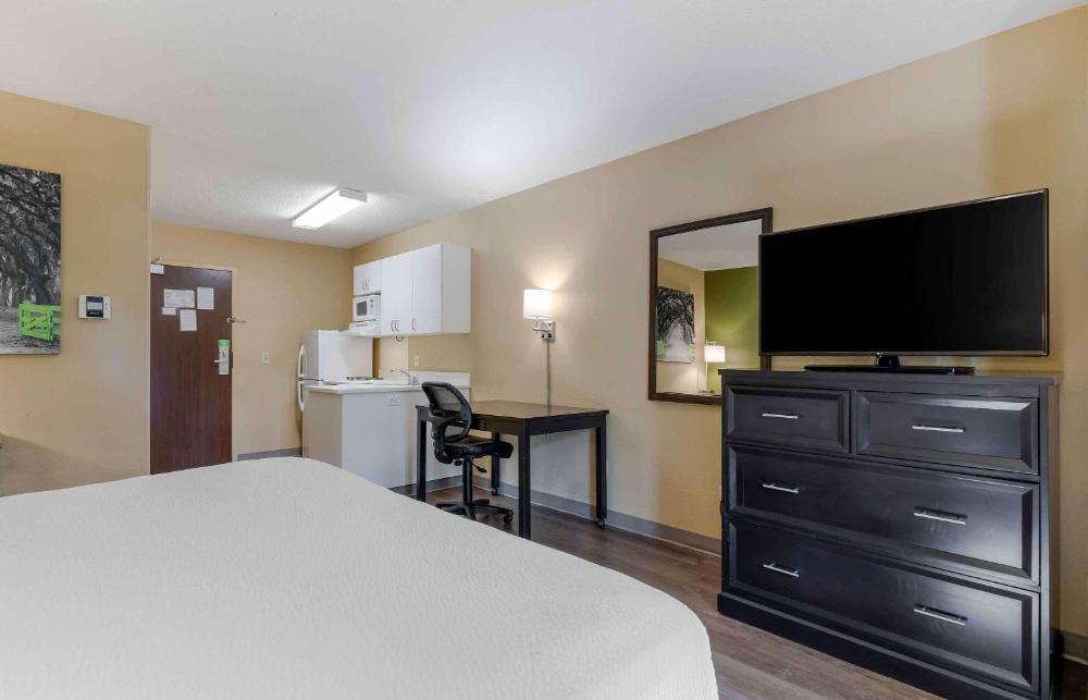 Queen studio with 1 Queen Bed - Disability Access/Non-Smoking interior